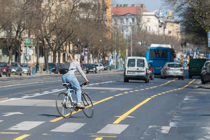 A belvárosi biciklisávok megszütntetését követeli a Fidesz