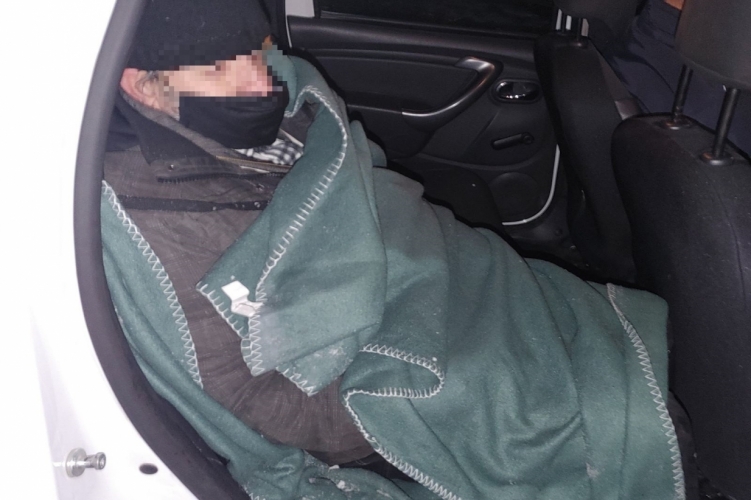 Húsz éve az erdőben élő férfit mentettek meg a biztos fagyhaláltól: részegen feküdt a hóban – fotó