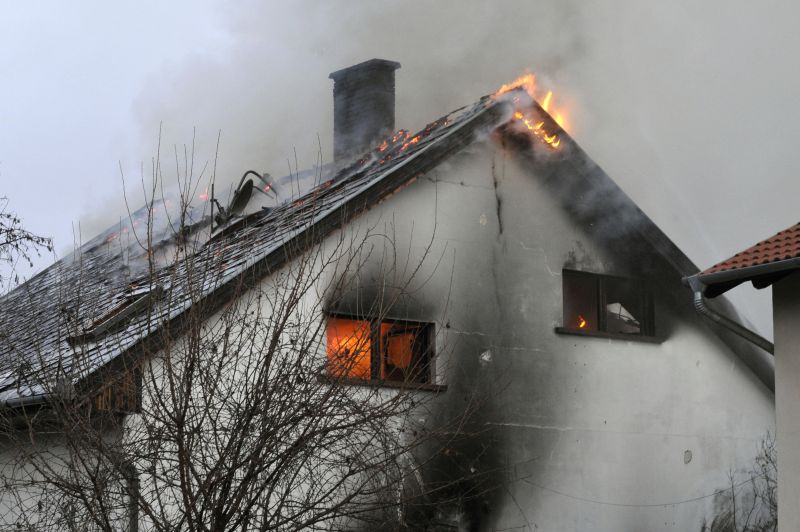 Teljes terjedelmében ég egy budatétényi ház – FRISS: nyolc embert mentettek ki