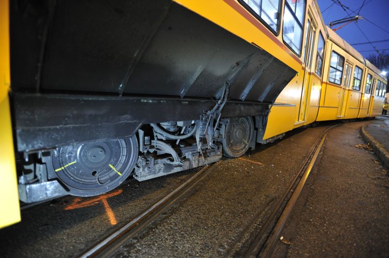 Két villamos ütközött össze a Közvágóhídnál reggel, az egyik kisiklott – fotók