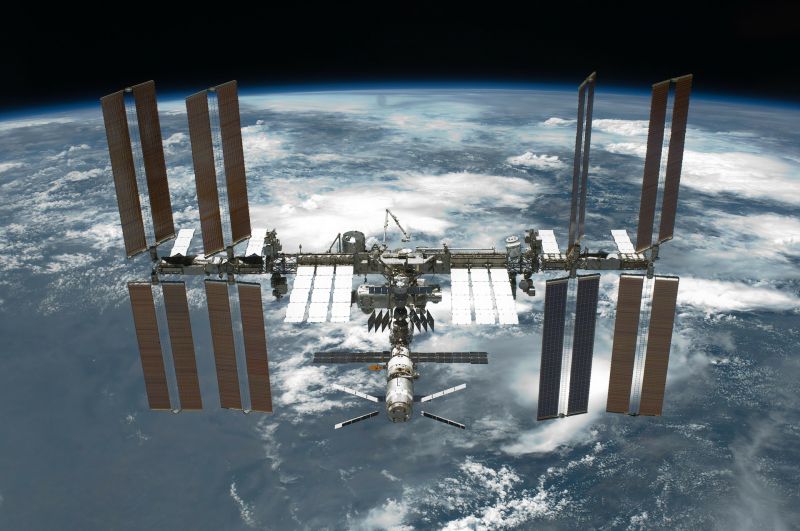 Szökik a Nemzetközi Űrállomás levegője, az űrhajósok nem találják a lyukat