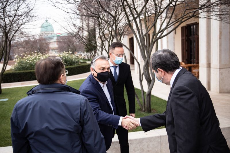 Kézfogással üdvözölte Orbán Viktor a Roszatom vezérigazgatóját
