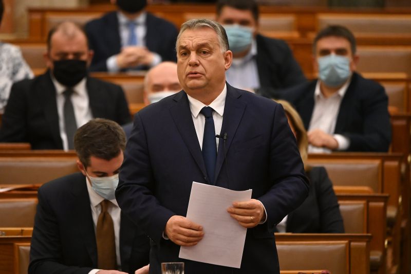 Bizonyítványt osztottak Orbánnak a Parlamentben, nem lesz otthon nagy ünneplés