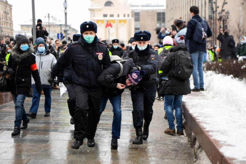 Több orosz városban Navalnij mellett tüntetőket vettek őrizetbe