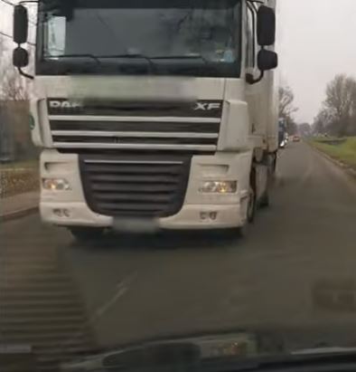 Ráhúzta a kamionos az autósra a többtonnás monstrumot – videó