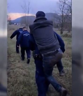 A hátukon és karjaikban hoztak le a rendőrök egy túrázót a hegyoldalról – videó