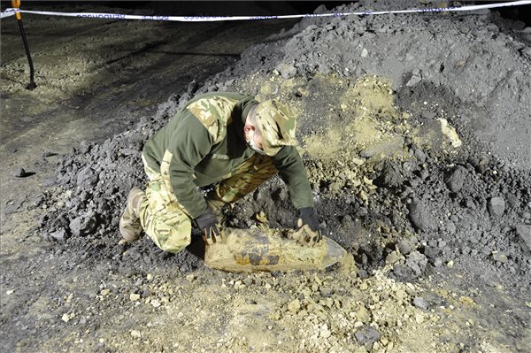 Világháborús bombát hatástalanítottak a Kerepesi úton