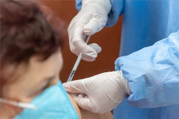 Gulyás: a kormány kénytelen saját vakcinabeszerzési forrásokat szerezni