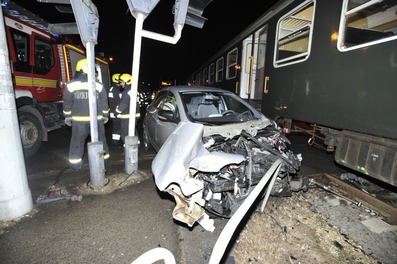 Vonat és személygépkocsi ütközött Budapesten – képekkel