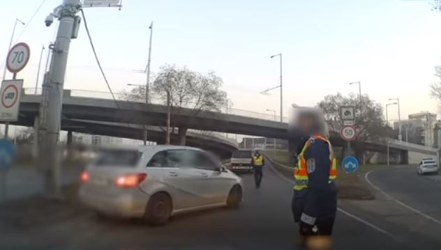 Kiintették a forgalomból a rendőrök, menekülni kezdett a mercis – videó