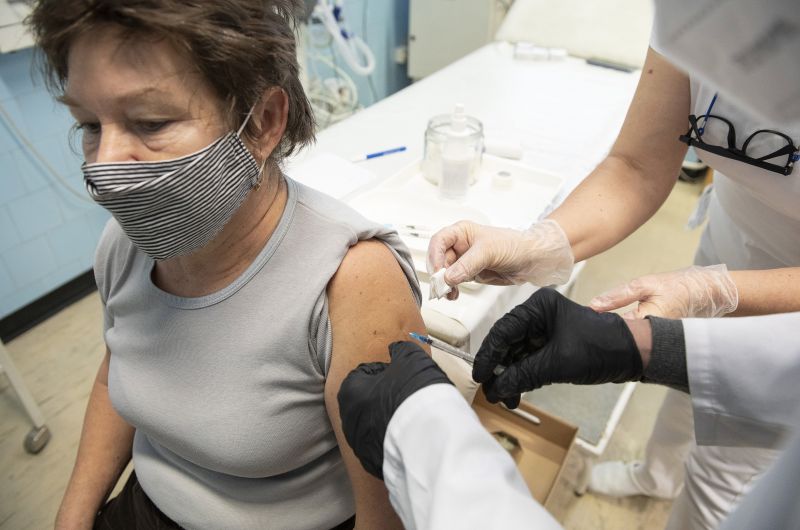 Lelkesen fogadták az orosz vakcinát vidéken – számolt be a közmédia