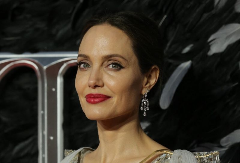 Váratlan fordulat! Angelina Jolie családon belüli erőszakkal vádolja Brad Pittet 