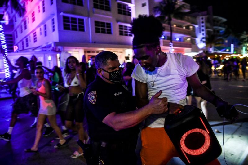 Kijárási tilalmat rendeltek el Miamiban, annyian buliztak az utcán szombat este