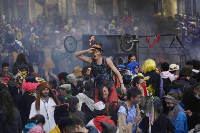 Több ezren karneváloztak maszk és távolságtartás nélkül Marseille-ben