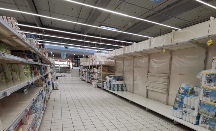 A maglódi Auchanban már szombat reggel fél 7-kor gyakorlatilag elfogyott a vécépapír