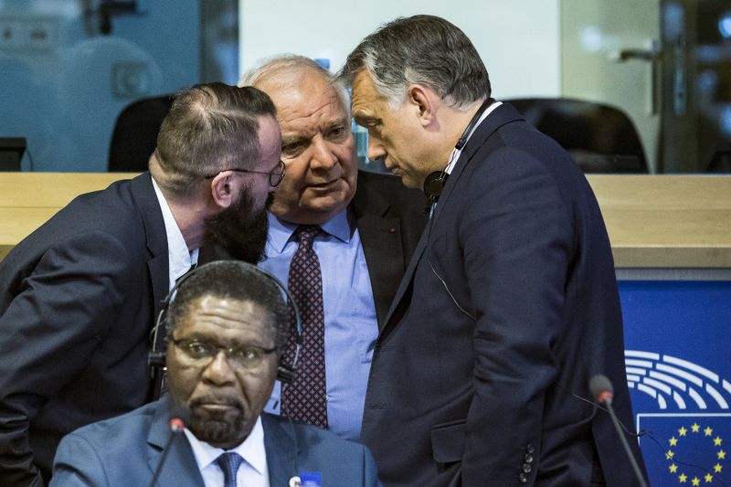 A kommunisták, a neonácik és egy viccpárt közé került a Fidesz az Európai Parlamentben