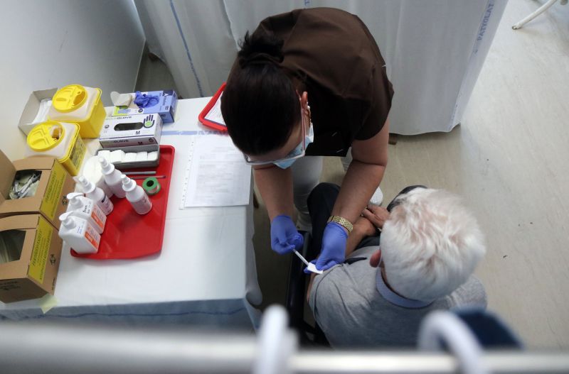 Meghalt 242 beteg, 8637-tel nőtt a fertőzöttek száma Magyarországon