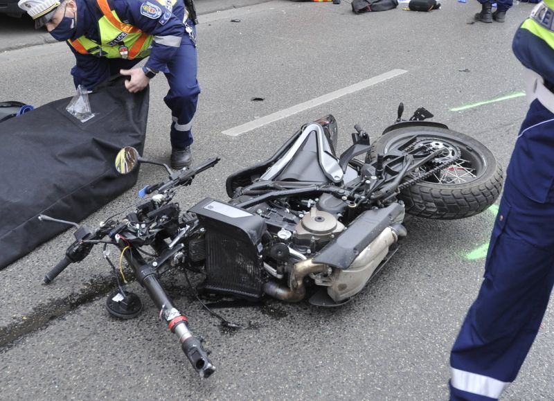 Durva! Mentővel ütközött és meghalt egy motoros Budapesten