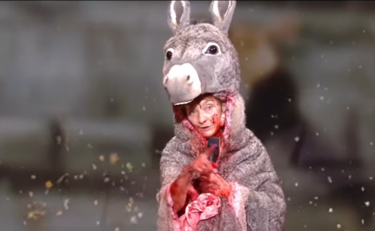 Véres szamár jelmezben, majd anyaszült meztelenül tiltakozott a francia Oscar-gálán a színésznő – Videó!
