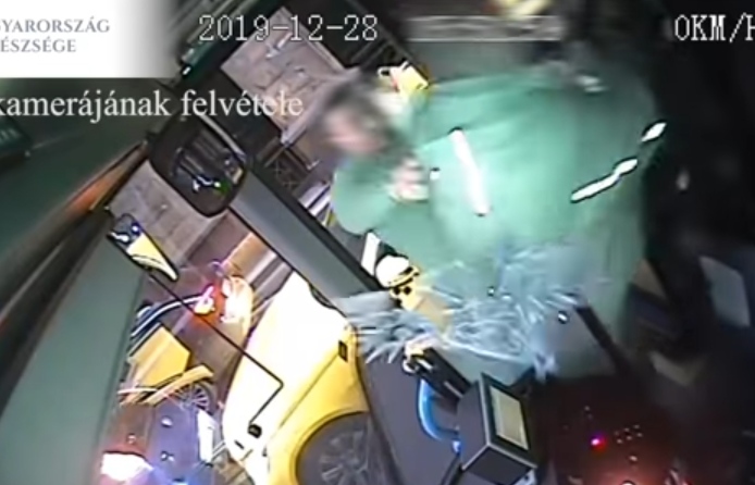 Buszsofőr a taxis ellen! Dulakodás a belváros utcáin – Videóval