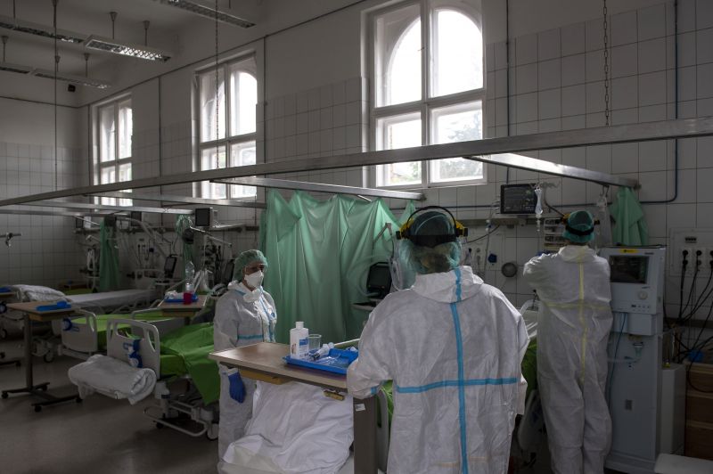 Koronavírus: új csúcsot ért el a kórházban ápoltak száma