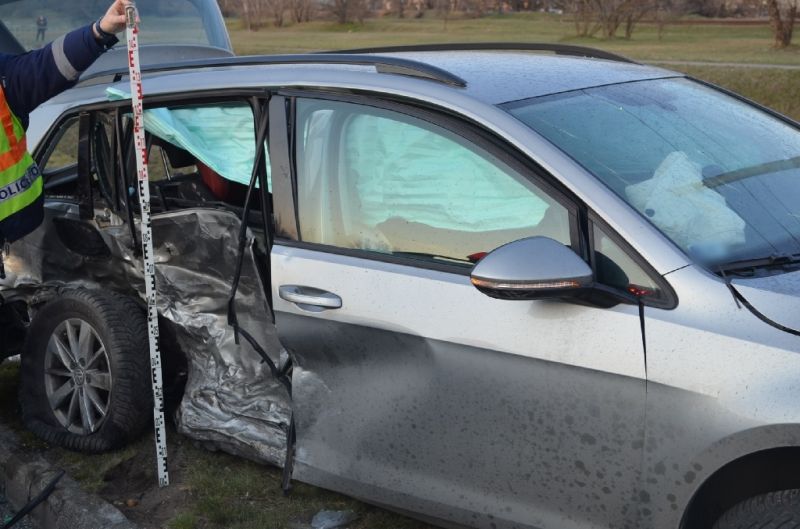 Megsérült egy hároméves lány is, de az ittas BMW-s a szintén sérült nő utasával meglógott a baleset helyszínéről