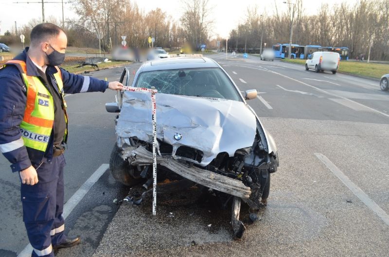 Megsérült egy hároméves lány is, de az ittas BMW-s a szintén sérült nő utasával meglógott a baleset helyszínéről