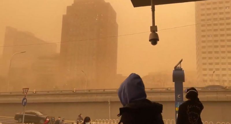 Homokvihar lepte el Pekinget – videók