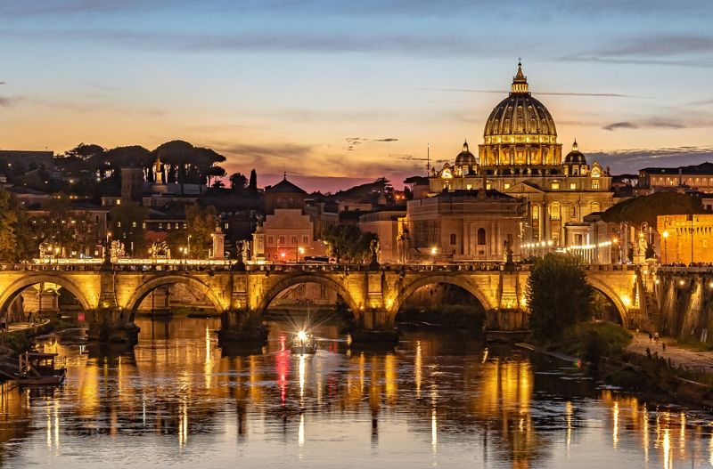 Anyagi problémákkal küzd a Vatikán, csökkentik a bíborosi fizetést