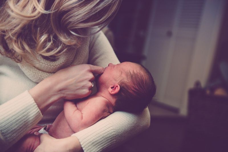 Sokkot kapott az anyuka, miután a babafigyelőn meglátta: undorító dolgot művel anyósa
