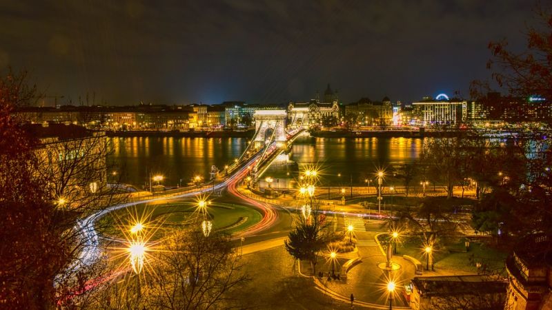 Látványos felvétel, így borul Budapest sötétbe – videó