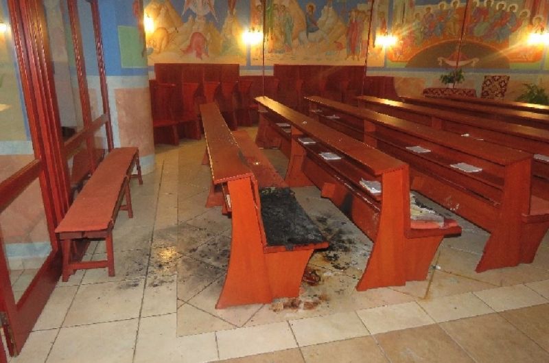 Bezúzta a templom ajtaját, a padokat felgyújtotta, megrongálta az oltárt: letartóztatták és bilincsbe verték 