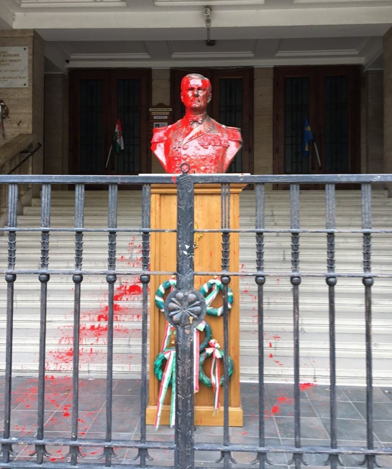 Vádat emeltek a Szabadság téri Horthy-szobrot megrongáló nő ellen