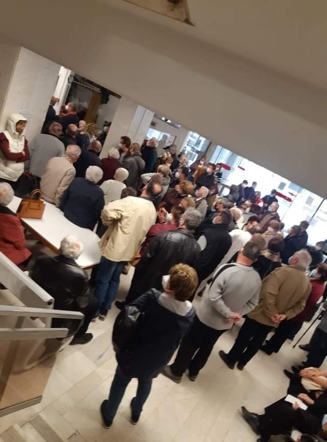 Oltásra várnak: Elképesztő tömegnyomor a Dél-pesti kórházban
