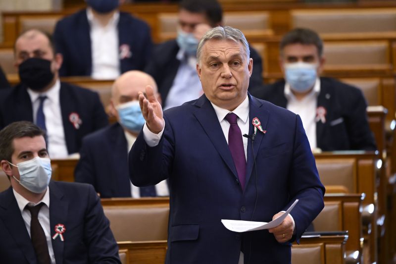 Üzentek Orbánnak a leinasozott rezidensek