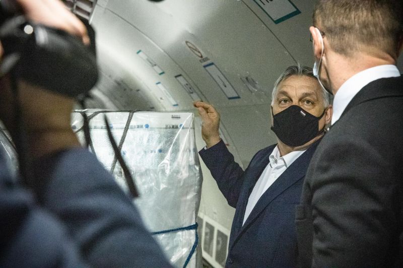 Orbán Viktor kiment a reptérre egy vakcinaszállítmánnyal pózolni