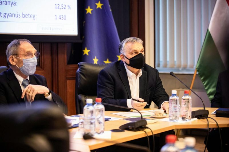 Rejtélyes járványadat jelent meg Orbán Viktor fotójának hátterében