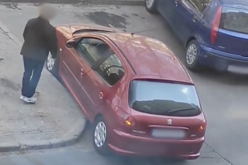 Kabaré: 10 percen át próbált leparkolni egy autós Budapesten – videó
