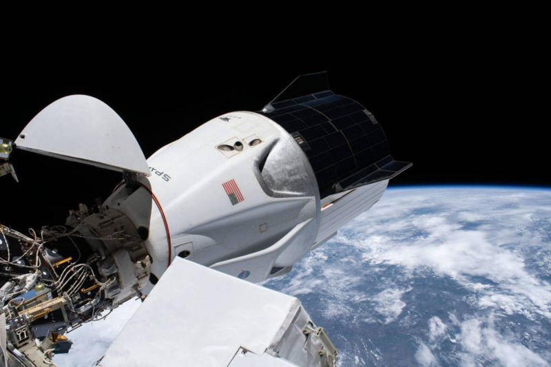 Hatalmas siker ez Elon Musk-nak, landolt a Nemzetközi Űrállomáson a SpaceX űrhajója