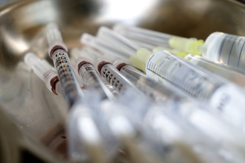 Már a feketepiacon árulják a koronavírus elleni vakcinákat is