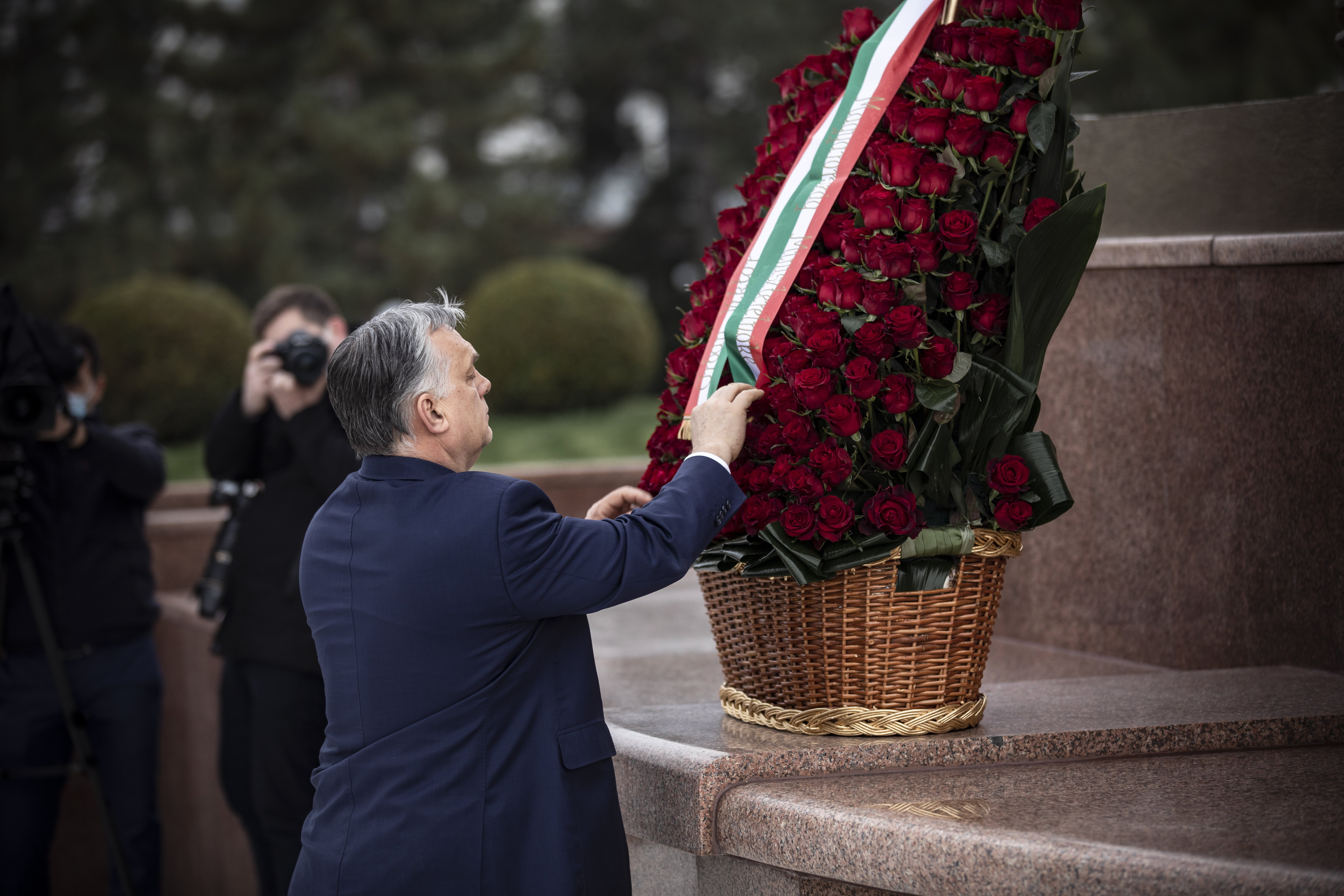 Orbán Viktor Üzbegisztánban koszorúzott