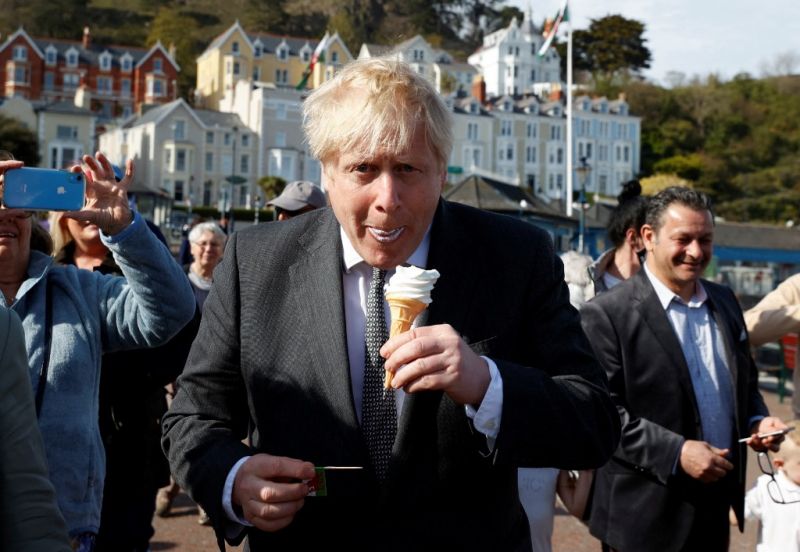 Boris Johnson a BBC szerint azt mondta, hogy inkább holttestek ezrei legyenek, mint harmadik lezárás Nagy-Britanniában