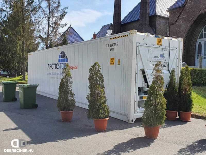 Nagy a gond Debrecenben? 40 test elhelyezésére alkalmas hűtőkonténert állítottak fel