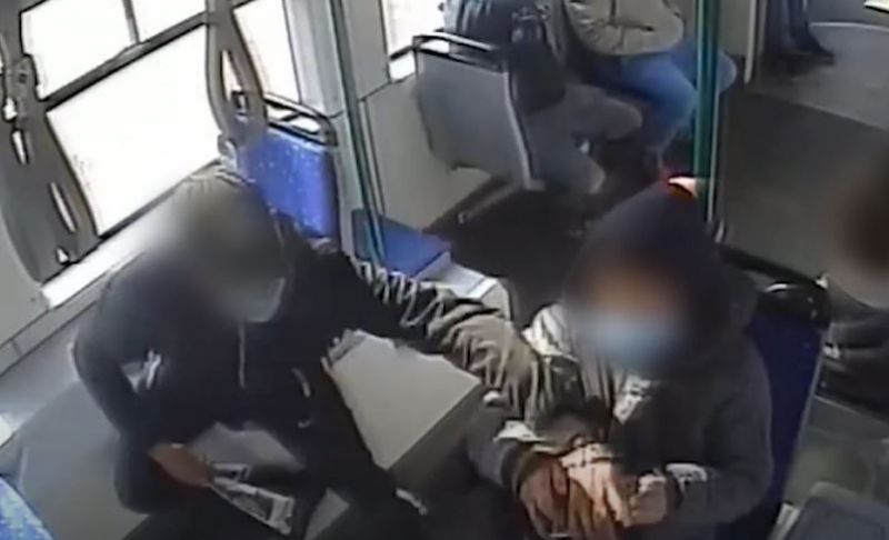 Az utasok kezéből lopta ki a telefont az 1-es villamoson a tolvaj – videó