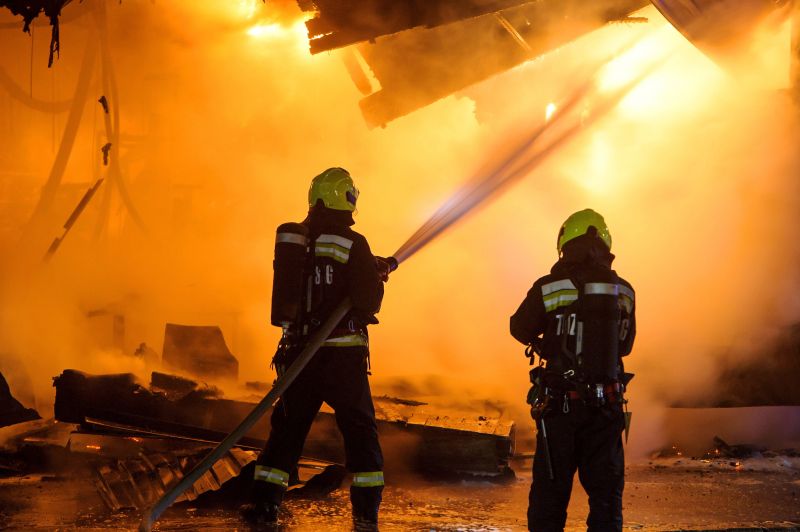 Lángokba borult egy vasúti épület a fővárosban