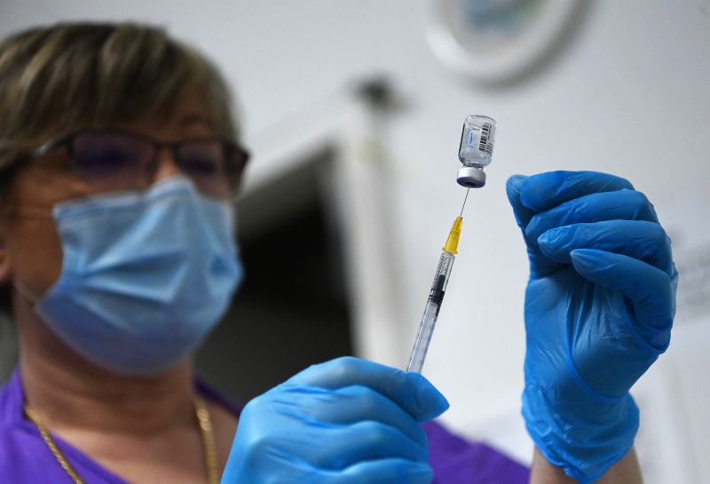 Több háziorvos sem kapta meg a Pfizer-vakcinákat, a kormányhivatal azt állítja, az orvosok nem vették át azokat