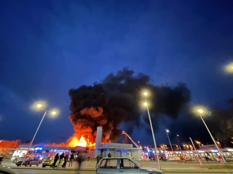 Hatalmas tűzzel lángol egy épület Szentendrén – fotók