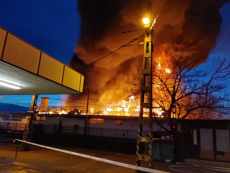 Hatalmas tűzzel lángol egy épület Szentendrén – fotók