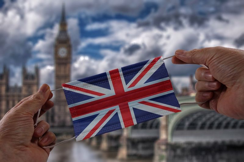 Színkódos rendszert vezethet be a brit kormány a külföldi utazásokra