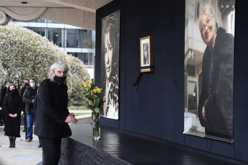Fotók: a kormány küldöttei is megemlékeztek Töröcsik Mariról a Nemzeti Színháznál 